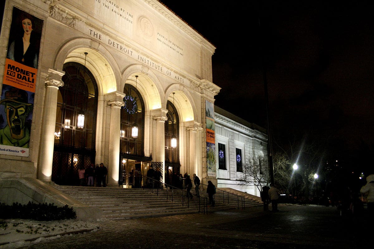 Photo of a crowd entering the Detroit Institute of Arts at night.